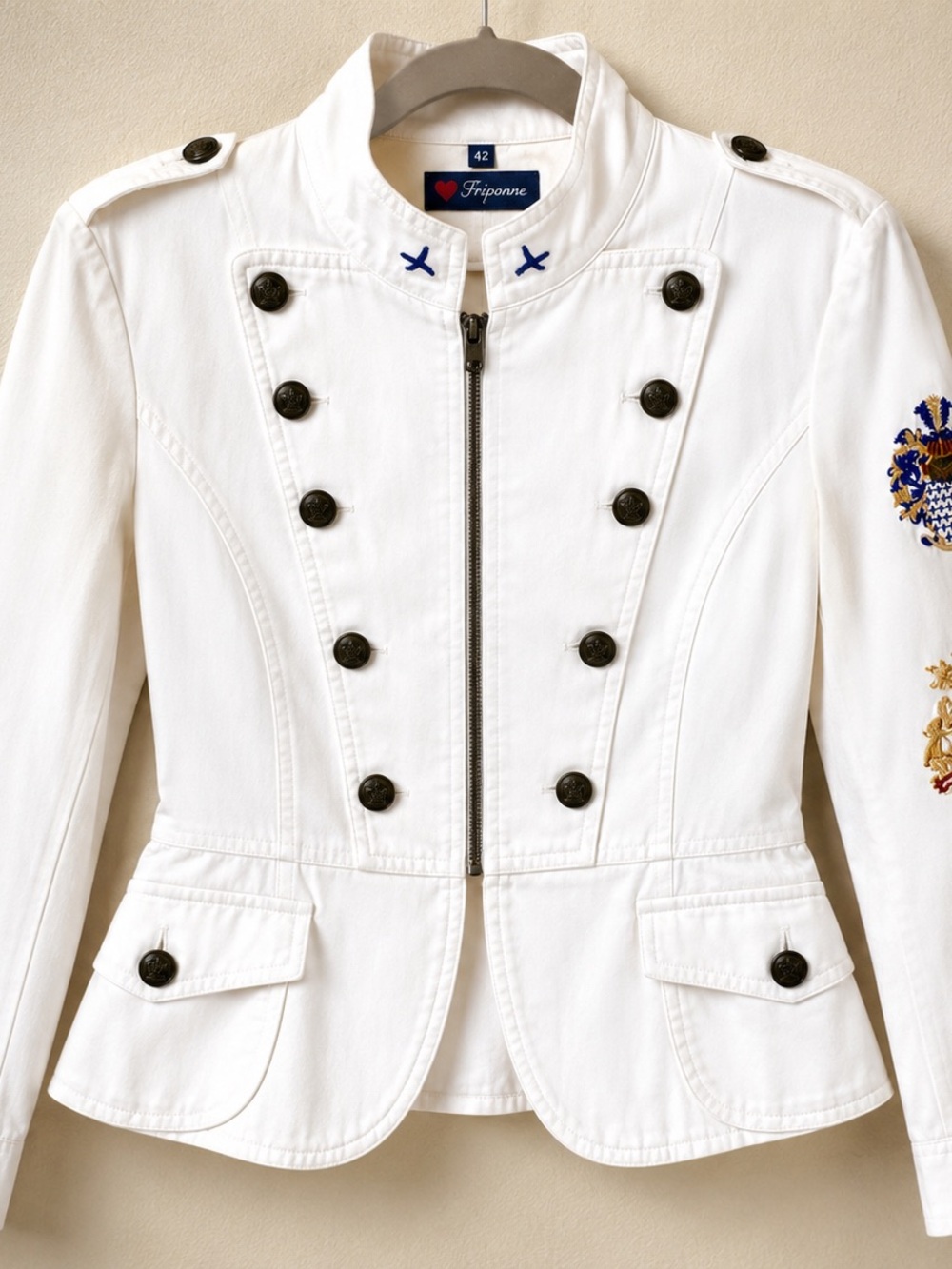 Tailored, waist-defining silhouette for a flattering fitted look.